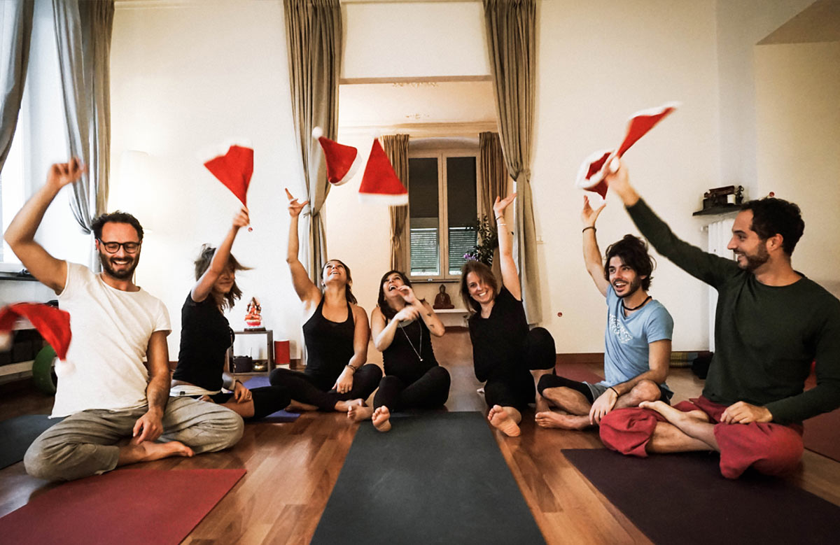Immagini Natale Yoga.Red Yoga Studio Natale 2017 Red Yoga Il Tuo Spazio Yoga A Genova E Qui